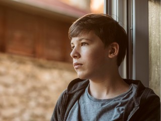 Ваш подросток в опасности: как понять, что за раздражительностью скрываются психоактивные вещества