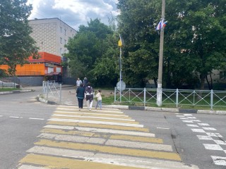 В Селятине устанавливают новые ограждения у сквера «Радужный» для безопасности детей