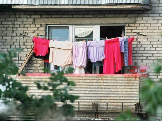 Коварность сушки белья в квартире раскрыл медик