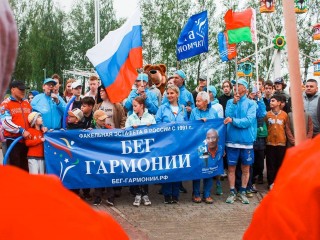 Жители Шаховской с цветами и песнями встретили участников факельной эстафеты