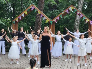 В Свердловском парке Лосино-Петровского жители спели песни о Родине