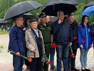 Столетний фронтовик возложил цветы к памятнику Неизвестному солдату в Краснознаменске