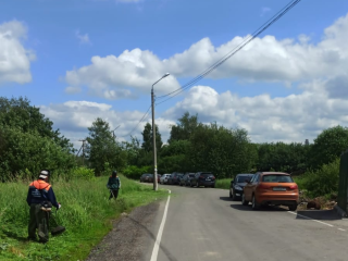 В Селятине скосили траву на обочинах дорог