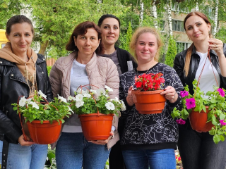 Мамы детей с ОВЗ высадили цветы на базе соццентра «Наро-Фоминский»