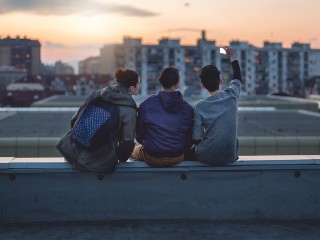 В Химках заметили разгуливающих по крыше высотного дома подростков
