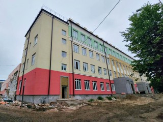 В серпуховской школе № 1 строители отделывают фасад и внутренние помещения