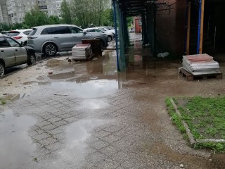 Черноголовцы попросили администрацию разобраться с ямами возле торгового центра