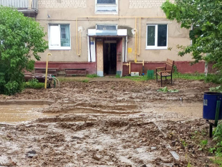 Нарофоминцы не могут попасть домой из-за непроходимой слякоти на Совхозной улице