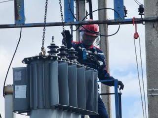 Бригада коммунальщиков восстанавливает электроснабжение домов в Пирогово
