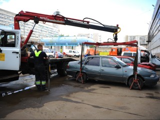 Как избавиться от брошенных в подмосковных дворах автомобилей