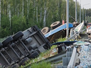 Экстренные службы разбирают завал из бутылок после аварии грузовиков на трассе М-5 «Урал»