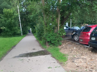 Дерево упало на припаркованные автомобили на улице Полубоярова в Наро-Фоминске