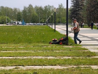 Газон в сквере на Аллее космонавтов в Звезднои городке привели в порядок