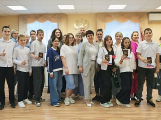В Волоколамске подростки получили первые паспорта на торжественной церемонии