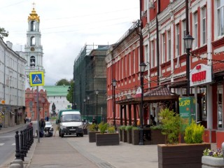 У Красных торговых рядов заканчивают укладку брусчатки и монтаж дренажа