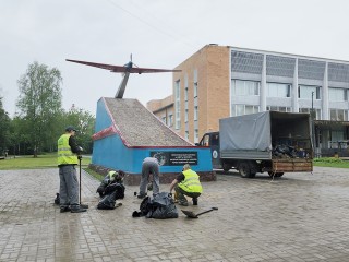 Возле мемориала в микрорайоне Чкаловский обновляют покрытие пешеходной зоны