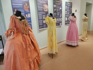 Без лейблов и брендов: в Орехово-Зуеве открыли выставку женского костюма