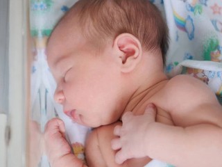 Чудо в Подмосковье: врачи удалили новорожденному опухоль в форме сердца