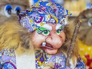 В деревянной избе на улице Майкла Лунна поселилась Баба Яга