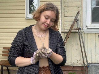 Жительница Истры спасла птенца воробья и вернула его в гнездо
