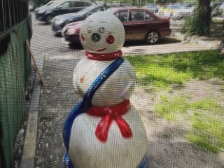 В Химках в начале лета заметили снеговика