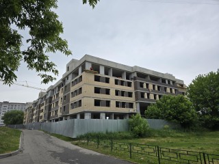 В Озерах начали остекление нового дома для переселенцев из аварийного жилья