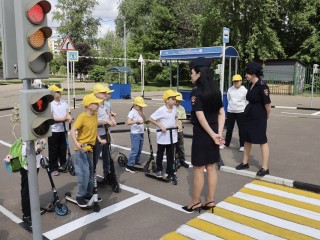 В Реутове инспекторы ДПС обучили детей ПДД в интерактивной форме