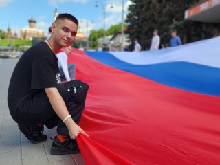 В Волоколамске развернули огромный триколор к Дню России