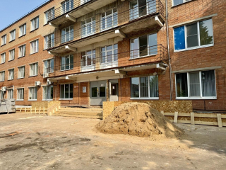 Ремонт входной группы больницы завершат к концу июля