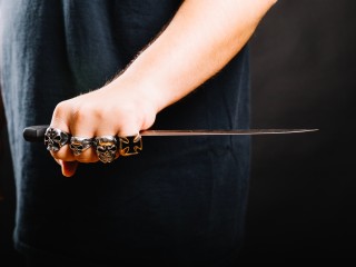 В Дубне мужчина угрожал убить бывшую жену с кинжалом в руках в салоне красоты