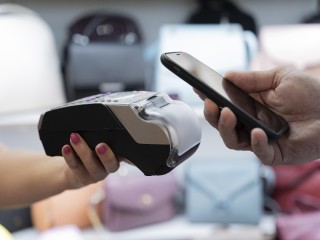 Крупный банк запустил в Подмосковье альтернативу Apple Pay
