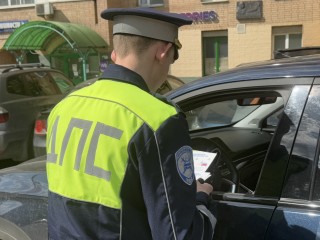 В Лотошине сотрудники ГИБДД рассказали водителям о кибермошенниках