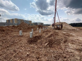 Надземный пешеходный переход начали строить на выездной дороге из деревни Юрлово