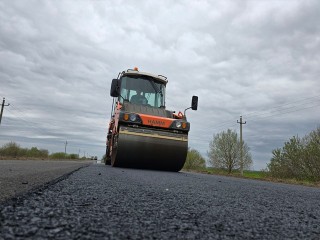 На улице Шамонина укладывают новый асфальт