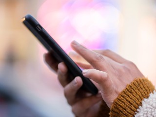 В парке «Елочки» мужчина забрал чужой телефон и не передал его охране