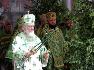Зачем православные украшают храмы и жилища на Троицу березами
