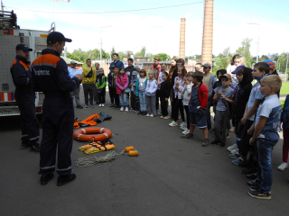 Пожарные напомнили школьникам правила поведения на воде