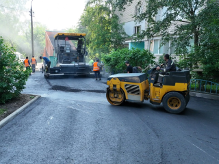 В семи дворах Дзержинского озеленили территории и отремонтировали проезды