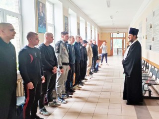 Священник напутствовал новобранцев в Пушкино перед отправкой в часть