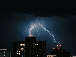 Жителям округа напомнили о возможной сильной грозе в пятницу, 13 июня