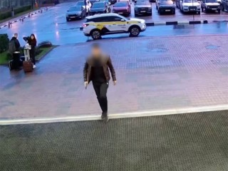 Полицейские из Шереметьево задержали курьера аферистов, обманувших пенсионерку на ₽2,5 млн