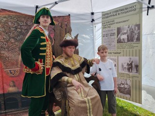 Петр Первый и Иван Грозный встречали гостей театрального променада в парке Пушкино