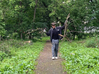 Волонтеры колледжа «Подмосковье» убрали территорию музея Чайковского перед фестивалем
