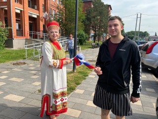 Жители Волоколамска вышли на улицы с пирогами и поздравлениями к Дню России