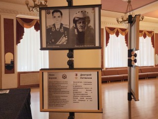 На фотовыставке в ДК «Пушкино» героев войны разместили рядом с героями СВО