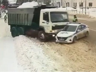 Что известно о водителе грузовика, протаранившего машину полицейских в Лотошино