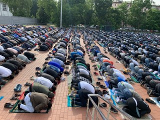 Верующие собрались у мечетей в день праздника Курбан-байрам