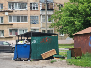 По просьбе жителей проверят вывоз мусора в Большом Железнодорожном проезде