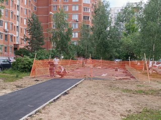 На улице Маяковского в Лобне устанавливают новую детскую площадку