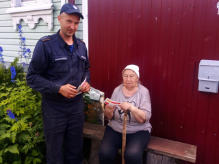 Спасатели напомнили жителям села Дединово о правилах поведения в лесу